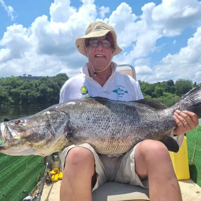 Vissen op de Nijl in Uganda